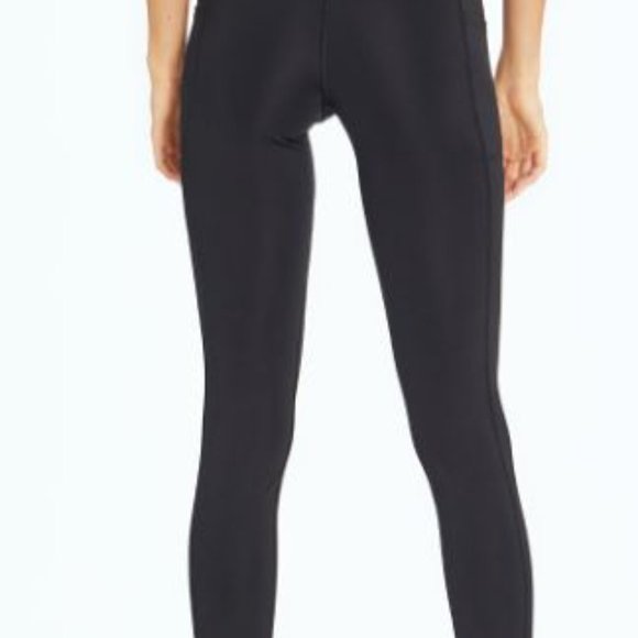 love this product 25'' Black High-Rise Pocket Flat Waist Crop Leggings - Women - Picture 4 of 4